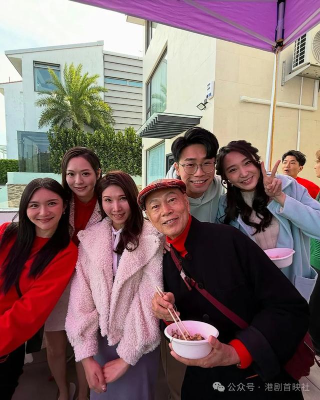 汪明荃罗家英初二团拜,亿元豪宅楼梯坐逾半百好友仍卓卓有余