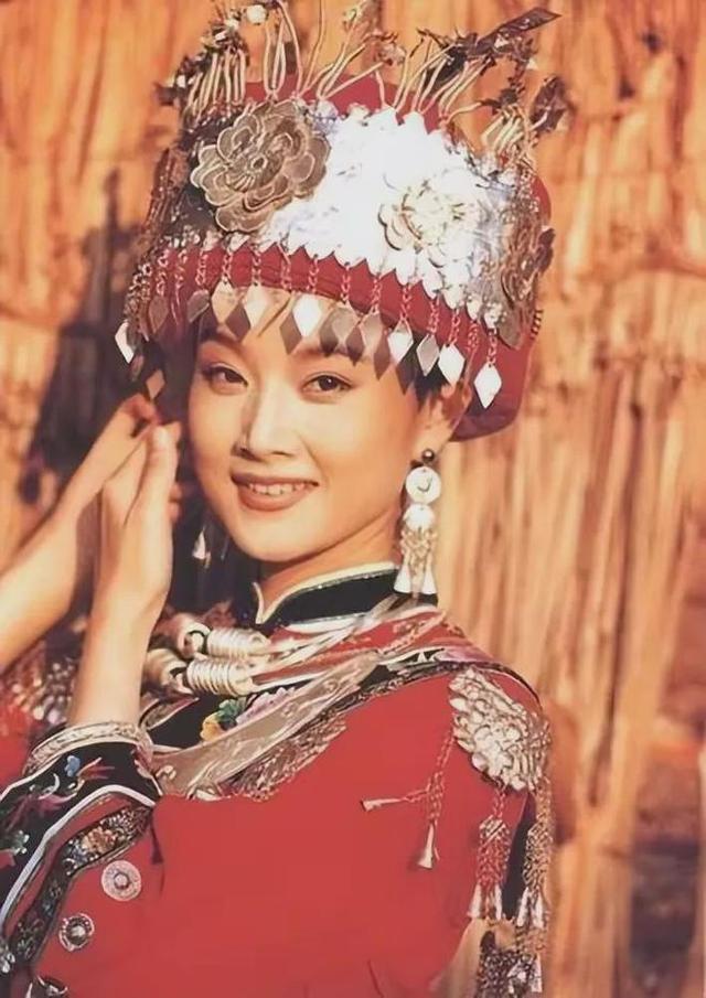 58岁宋祖英近照曝光！与丈夫分居8年，39岁生子，如今活成了这样