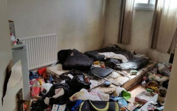 史上最肮脏的租客，房东打开门全是垃圾，浴缸还布满大便