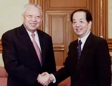 遗体告别现场除了七常委，还有一位特别来宾