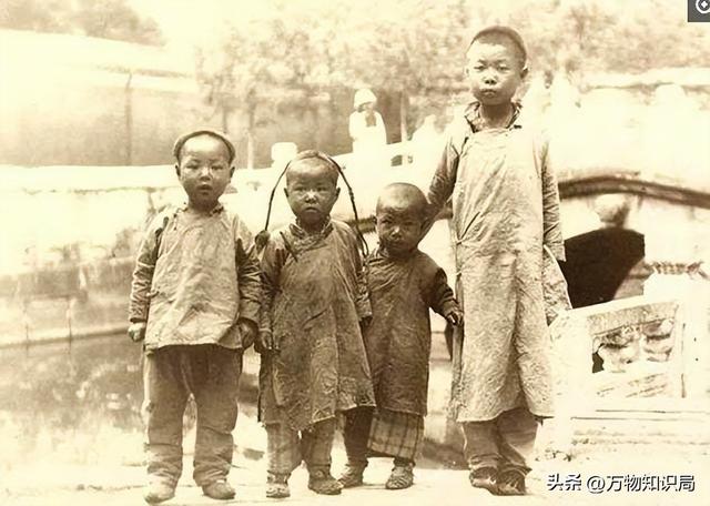 晚清老照片：男男女女挤在一起打麻将，囚徒感觉丢脸躲避镜头