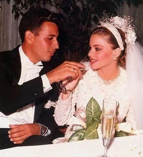 每个人都不完美，却拼凑出了记忆里最完美的《摩登家庭》