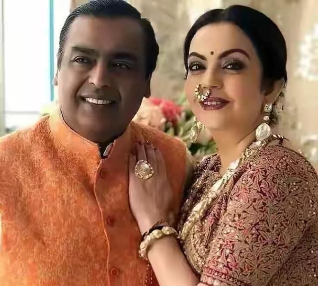 亚洲首富妻子身材丰满，身穿蕾丝裙秀色可餐，难怪获富豪专宠30年