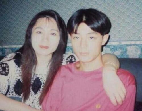 何炅父亲近照曝光 细数明星父母颜值