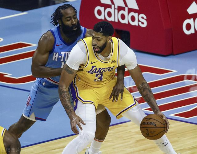 替补席陷入疯狂！三旬老汉骚出天际，湖人再次打花对手