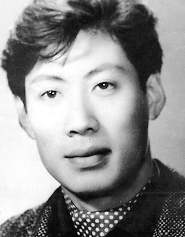 头发花白，衣服全是洞，88岁烟不离手的焦晃，早已走上另一条大道