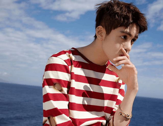 又一男星恋情曝光！曾舜晞带女子酒吧玩耍一同回家，女方身材消瘦