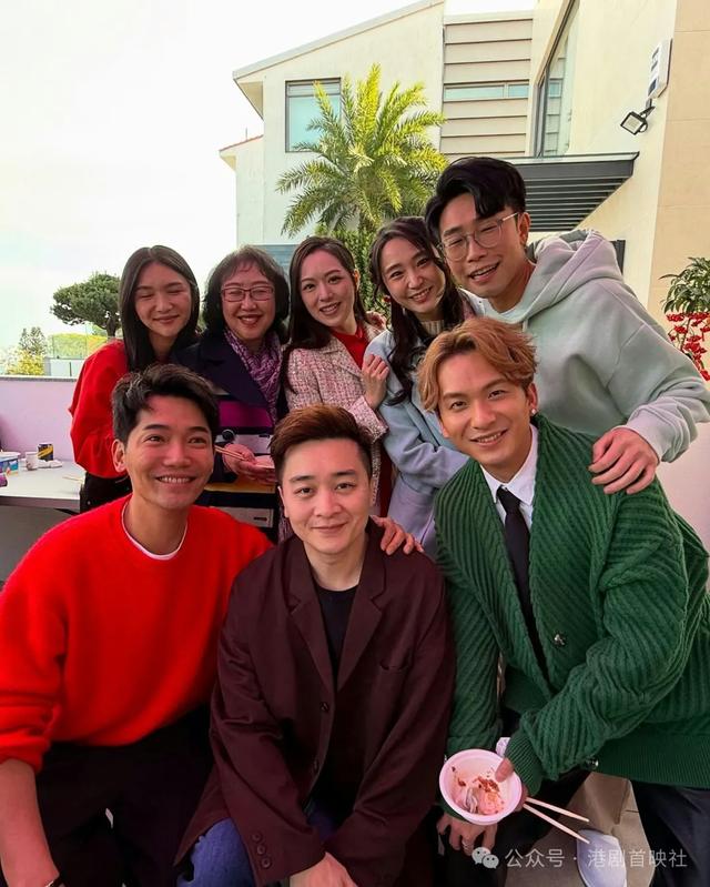 汪明荃罗家英初二团拜,亿元豪宅楼梯坐逾半百好友仍卓卓有余