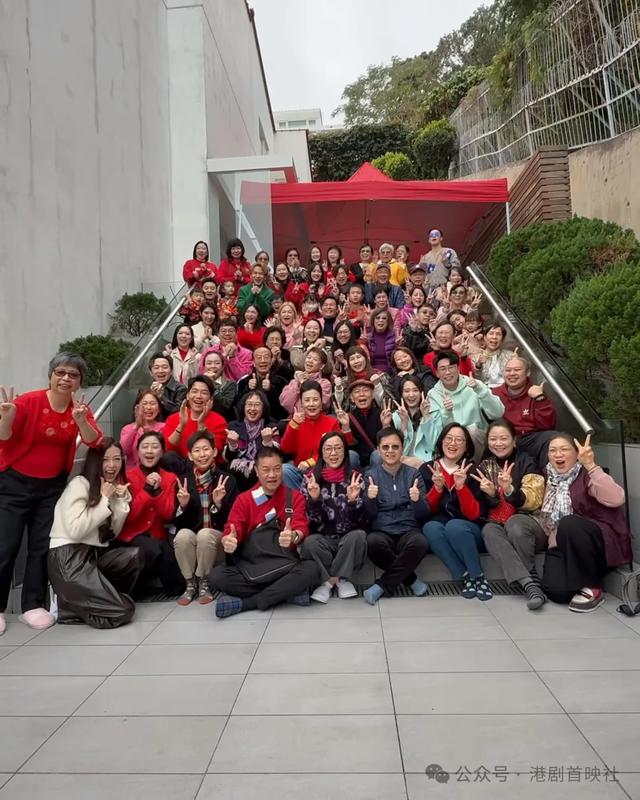 汪明荃罗家英初二团拜,亿元豪宅楼梯坐逾半百好友仍卓卓有余