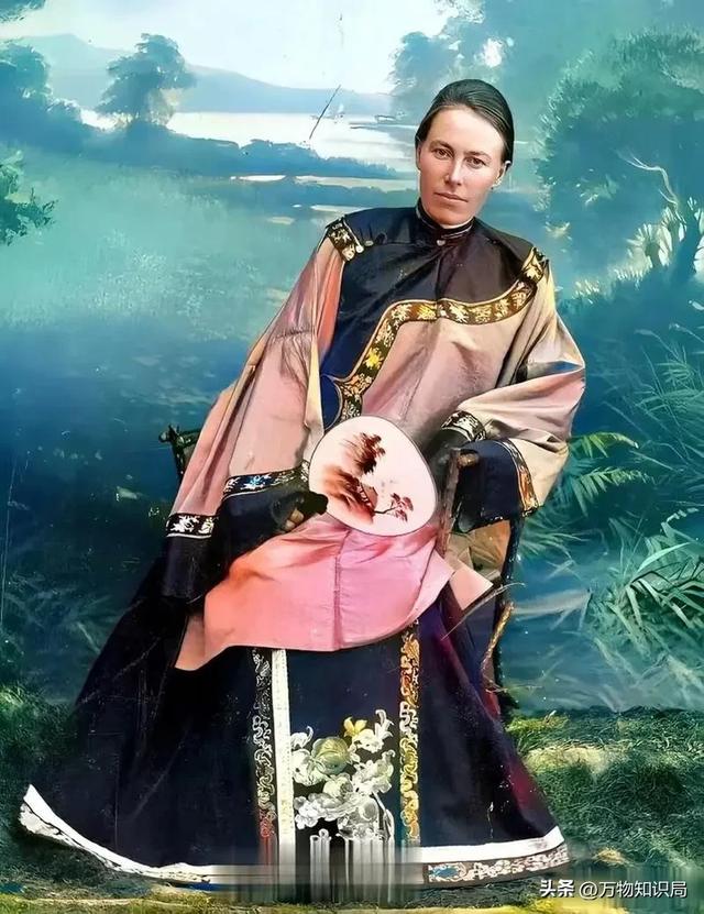 晚清老照片：男男女女挤在一起打麻将，囚徒感觉丢脸躲避镜头