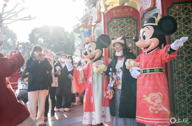 祥蛇贺新春，米奇米妮身着中式新年装迎客