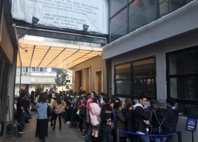 今晚，周董太闪耀！一首《简单爱》响起，情侣原地接吻！杭州人的情怀太值钱