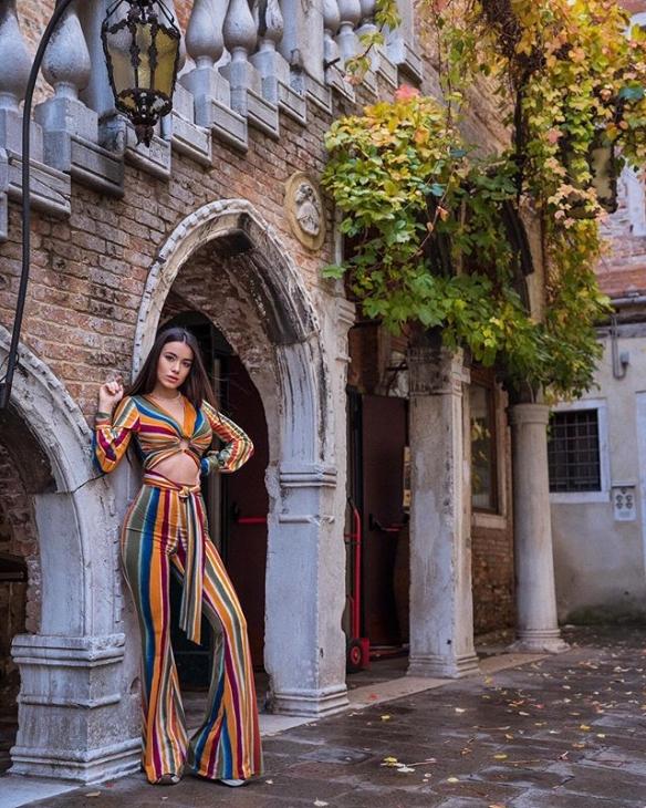 蜜瓜美臀+“胸”猛欧派!意大利辣妹Eleonora性感私照