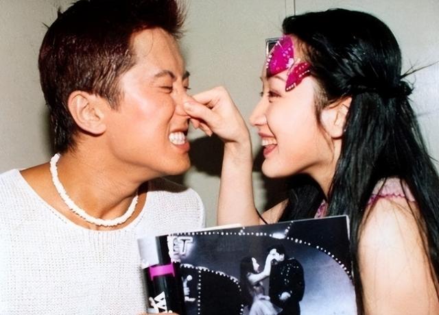 53岁杨钰莹现状：住深圳豪宅，穿碎花裙皮肤光滑，在自家楼顶种菜