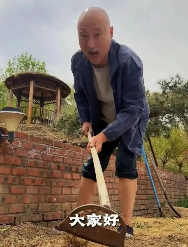 70岁陈佩斯现状：4孙承欢膝下，坐拥北京田园大宅，早已衣食无忧