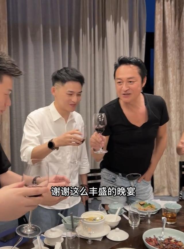 60岁马景涛来内地捞金，弯腰感谢网红显谦卑，美女相伴喝到脸通红