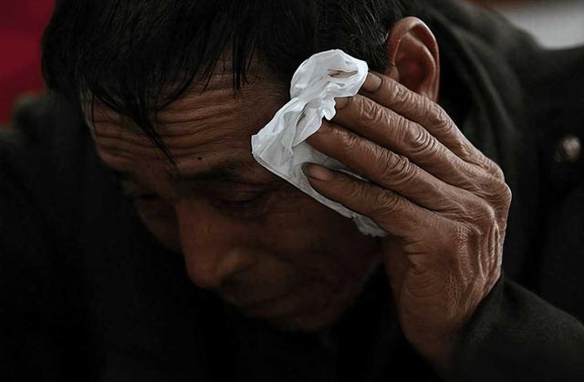 公公照看儿媳不避嫌，故意盯着儿媳哺乳谁不是掀起衣服喂奶？