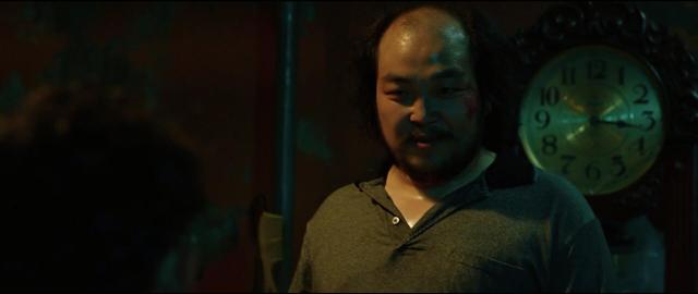 人质被绑匪百般虐待，就连喝水都被反绑双手！韩国最新犯罪电影