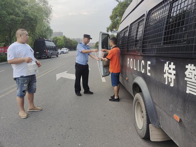 #暴雨中的周口公安力量#【沈丘爱心企业“王留长”餐饮公司慰问我局一线防汛备勤民警】