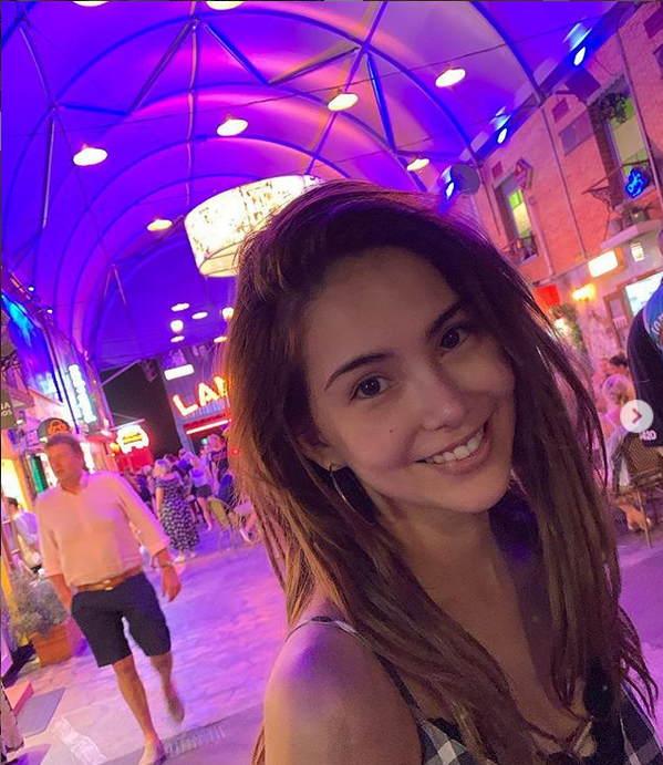 昆凌晒与好姐妹合影咧嘴大笑 眼睛笑成“月牙眼”