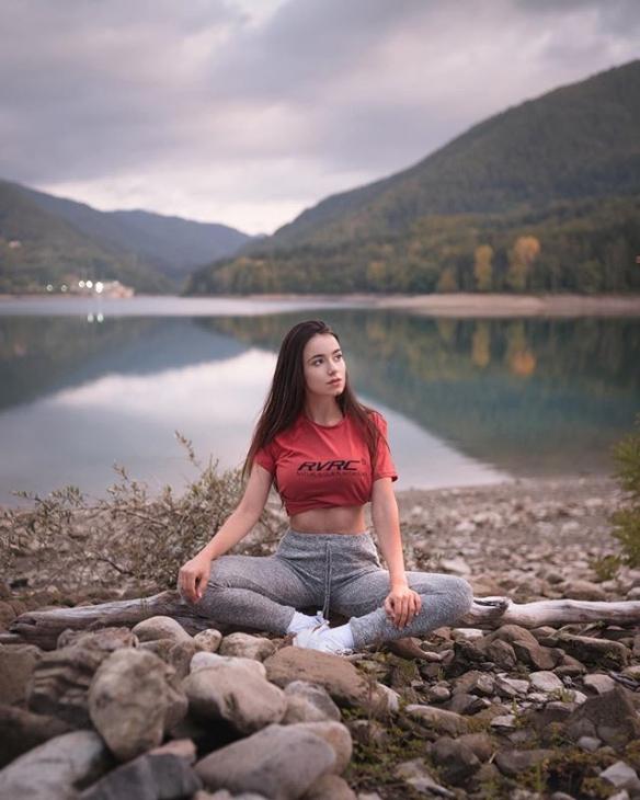 蜜瓜美臀+“胸”猛欧派!意大利辣妹Eleonora性感私照