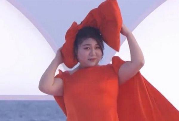 群星亮相GQ盛典红毯：热巴baby美似仙女，何穗刘雯气场超绝