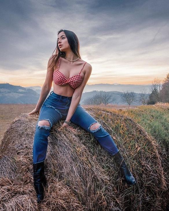 蜜瓜美臀+“胸”猛欧派!意大利辣妹Eleonora性感私照