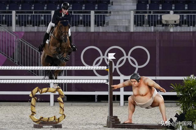 太像！奥运会马术场地上的相扑雕塑，把赛马吓坏了