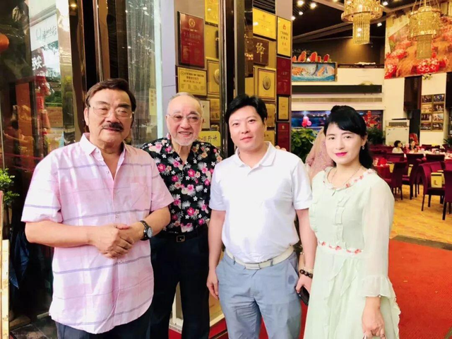 76岁的广州演员卢海潮，一直视哥哥卢海鹏为榜样的他晚年更幸福