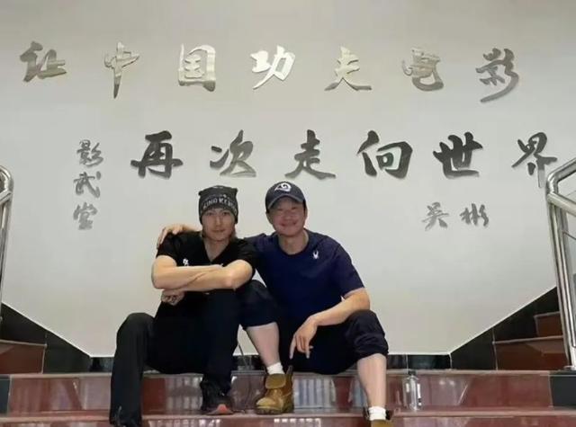 吴京春节拜访朋友，与李连杰等武术界大咖重逢，师父吴斌坐C位