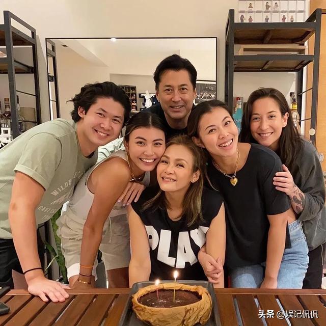 港星任达华王敏德澳门乡村打高尔夫，状态超年轻，与美女合影亲密