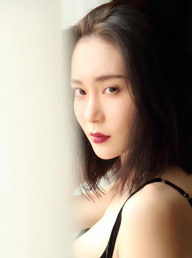 “晶女郎”胡然才是大号水蜜桃，泳装照走光身材劲爆，这谁顶得住