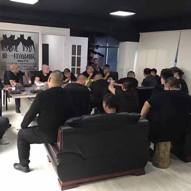 山东于欢案:生母被轮番羞辱,儿子怒捅4人后,千万国人为他求情