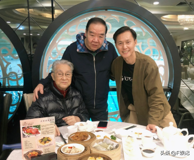 张国强开心约上息影的周骢喝早茶 遇上郑则仕3位老戏骨开心合影