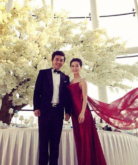 戏里的小燕子嫁给了尔康,越来越漂亮,2人很有夫妻相