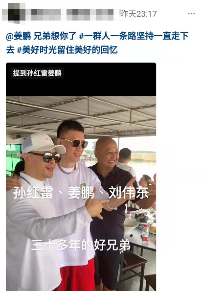 孙红雷一家三口同框，4岁女儿坐爸腿上东张西望，大眼睛萌态十足