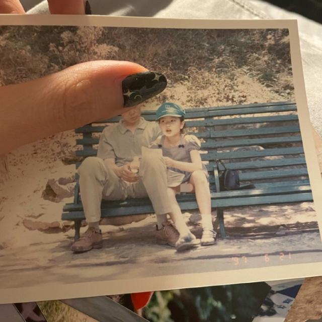 周扬青罕晒儿时与爸妈合影，直面整容争议：从小到大长得毫无关联