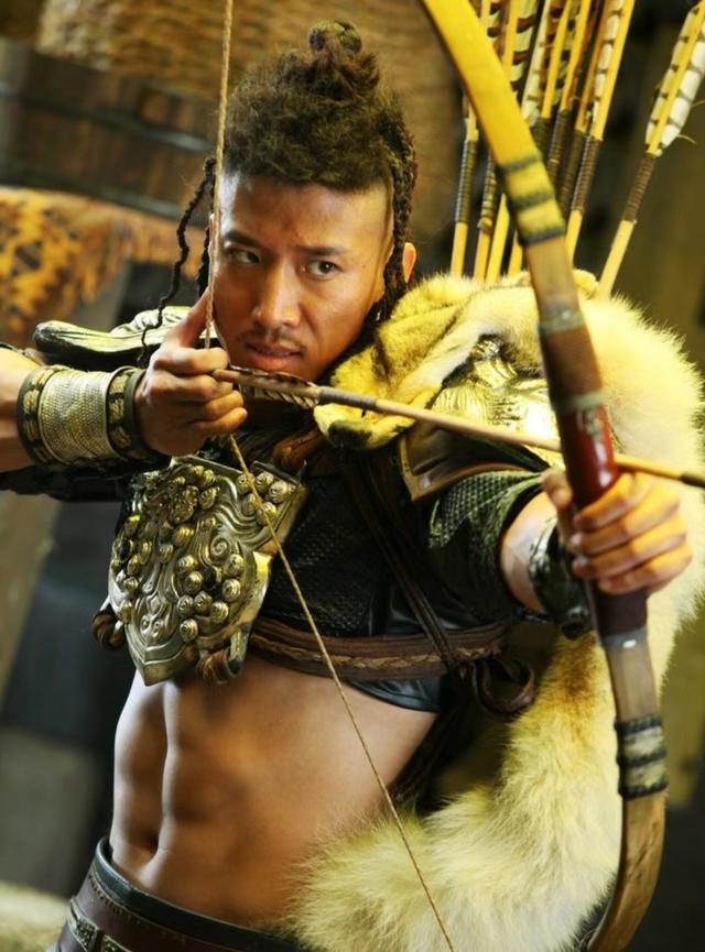 男人味十足！洪金宝42岁小儿子罕见晒照，外型壮硕兼一身小麦肤色