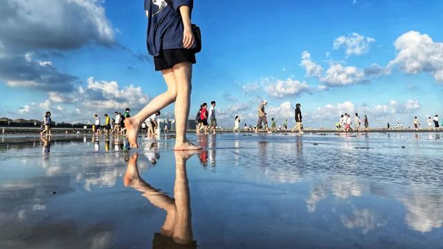 上海奉贤海边现“天空之境”:人在水间走,宛在画中游
