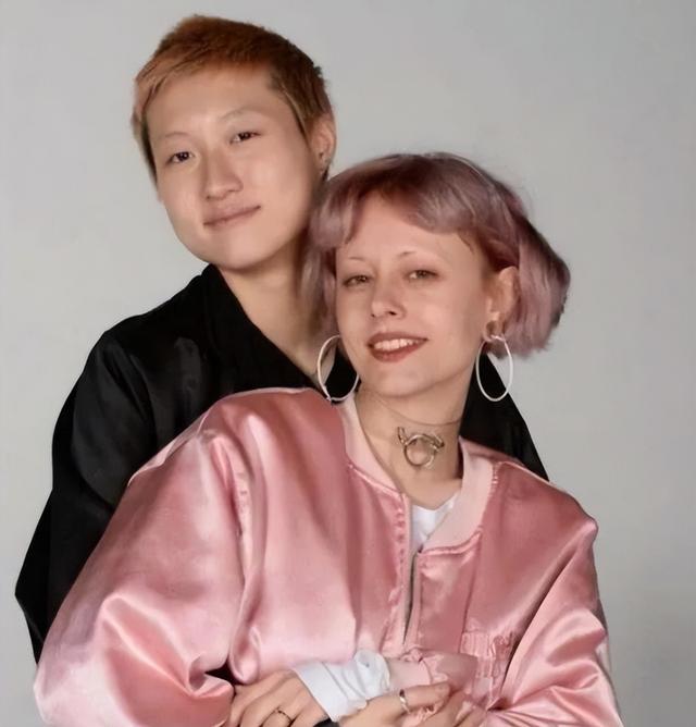 成龙的一双儿女：一个自甘堕落一个放飞自我，终是年少风流惹的祸