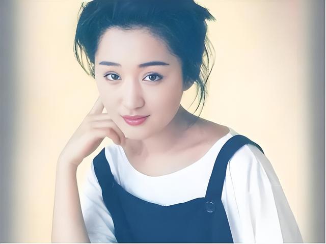 53岁杨钰莹现状：住深圳豪宅，穿碎花裙皮肤光滑，在自家楼顶种菜