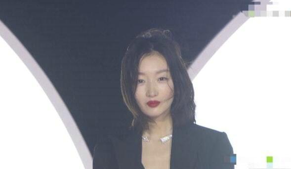 群星亮相GQ盛典红毯：热巴baby美似仙女，何穗刘雯气场超绝