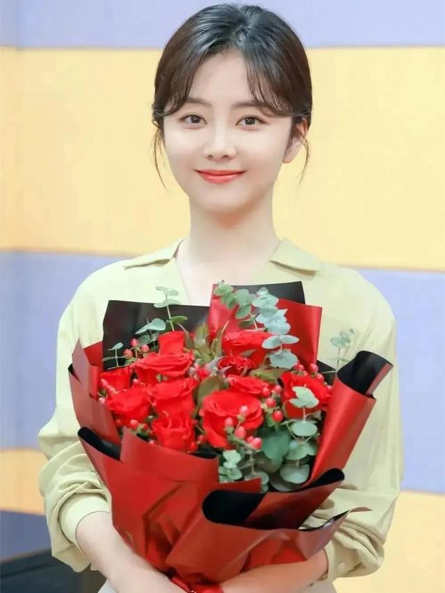 事实证明,33岁的“国民闺女”谭松韵,走上了“另一条”道路?