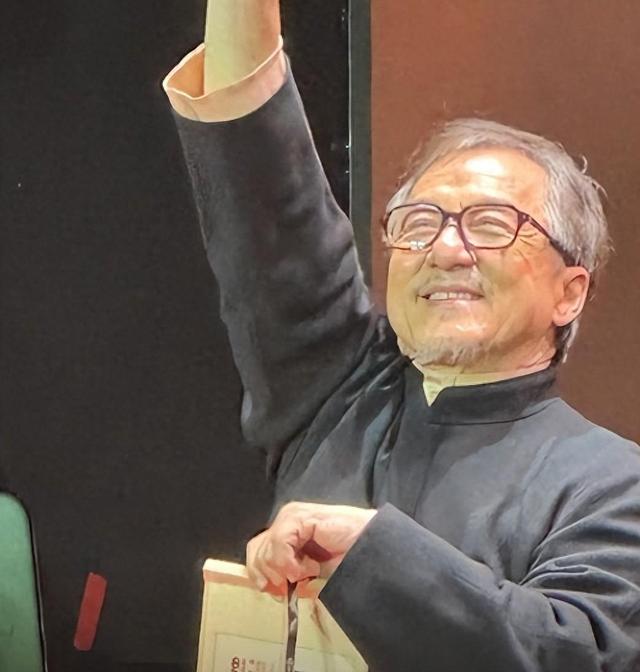 破防了！成龙近照断崖式衰老，头发花白老态龙钟，网友：接受不了