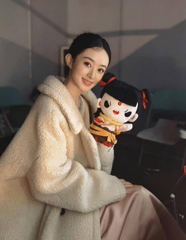 37岁赵丽颖回农村，素颜戴奶奶帽子，怼脸拍皮肤超好，面相变了