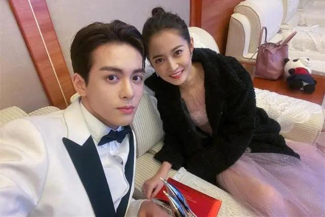 又一男星恋情曝光！曾舜晞带女子酒吧玩耍一同回家，女方身材消瘦