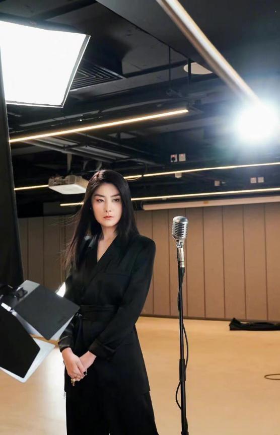 “百亿天后”陈慧琳近照曝光，49岁皮肤白嫩，被富豪老公宠成少女