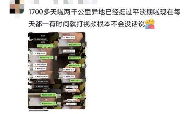 “你说（嚼嚼嚼），学校门口的（嚼嚼嚼）鸡公煲（嚼嚼嚼），咋这么好吃呢”