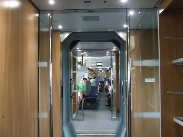 后续！男子高铁抽烟发狠，被口诛笔伐，知情人透露：一看就是装的