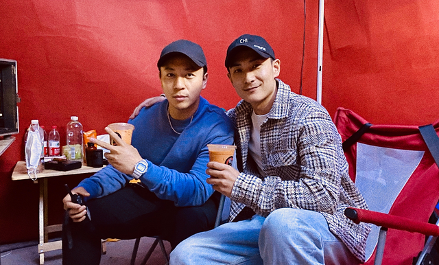 释小龙一家三口罕同框！娇妻秀身材凹凸有致，女儿左摇右摆学走路